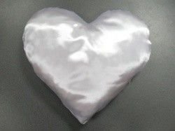 Подушка белая в форме сердца